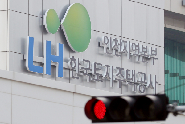 한국토지주택공사(LH) 직원들의 신도시 투기 의혹이 일고 있는 9일 오전 인천시 남동구 LH 인천지역본부 인근 신호등에 빨간불이 켜져 있다. LH 인천지역본부는 문제가 된 경기 광명, 시흥 신도시 사업뿐만 아니라 인천 계양과 부천 대장 신도시 사업도 담당하고 있다. /사진=연합뉴스
