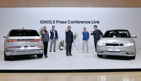 장재훈 사장(사진 가운데)은 아이오닉5 공개행사에 직접 참가해 차량에 대해 소개했다. / 사진=현대차