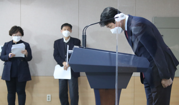 최창원 국무조정실 국무1차장이 17일 정부서울청사에서 한국토지주택공사(LH) 투기 의심자에 대한 구체적 후속조치 방안을 발표하기에 앞서 인사하고 있다. / 사진=연합뉴스