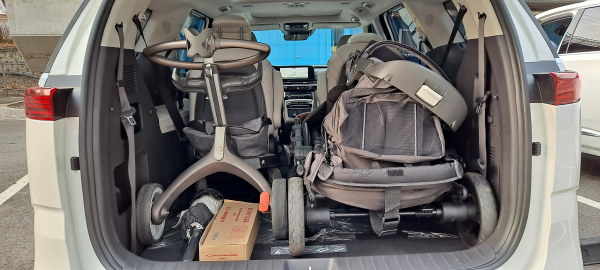 트렁크에 짐을 실은 모습. / 사진=박성수 기자