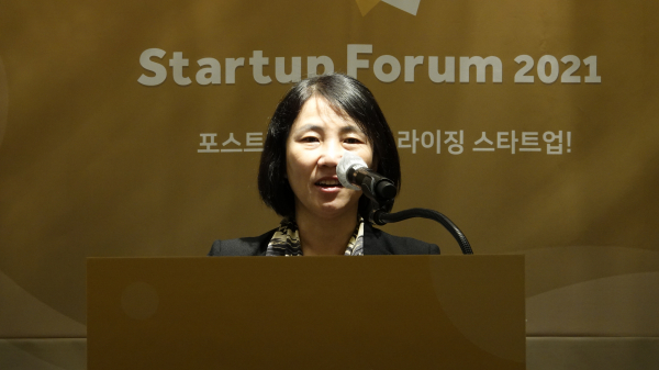 여지영 SKT 부사장이 24일 시사저널e 스타트업포럼 2021에서  ‘포스트 코로나시대, 라이징 스타트업’라는 주제로 강연하고 있다. / 사진=시사저널e