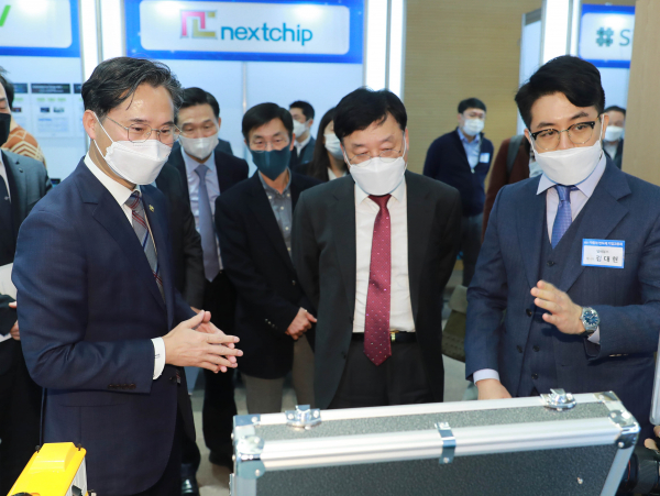 박진규 산업통상자원부 차관이 지난 17일 서울 서초동 자동차산업협회 그랜저볼룸에서 열린 '자동차-반도체협회 협력 MOU 체결 및 기술교류회'에 참석해 차량용 반도체 관련 제품을 살펴보고 있다. /사진=연합뉴스