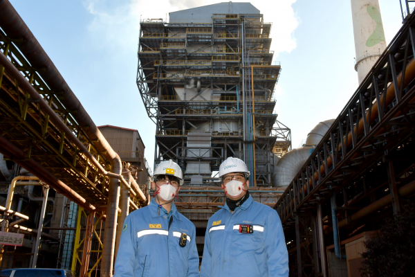 포항제철소 소결공장 SCR설비 앞에서 직원들이 포즈를 취하고 있다. / 사진=포스코