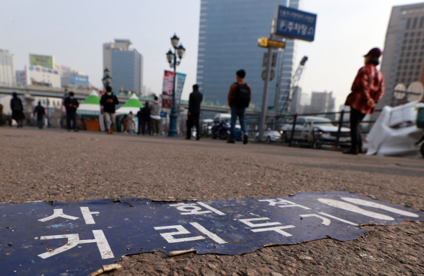 26일 서울역 광장 중구 임시선별검사소에서 시민들이 코로나19 검사를 위해 차례를 기다리고 있다. / 사진=연합뉴스