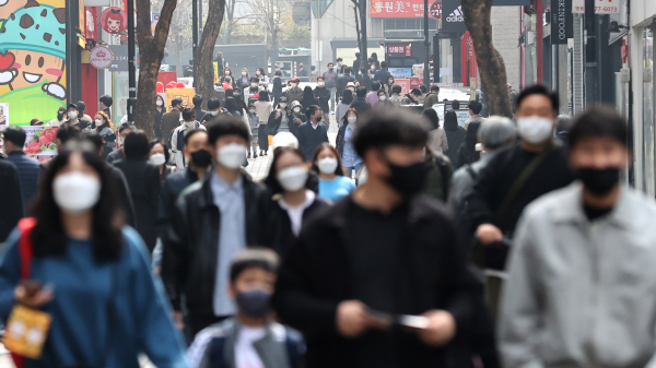 26일 오후 서울 명동거리가 마스크를 쓴 시민들로 붐비고 있다. / 사진=연합뉴스