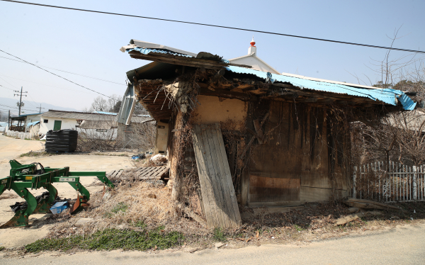정부는 29일 LH 사태 재발 방지 대책을 확정해 발표했다. 사진은 23일 경기도청 투자진흥과 기업 투자 유치 담당 팀장이던 A씨의 아내가 대표로 있는 B사가 2018년 10월 사들인 원삼면 독성리 토지. / 사진=연합뉴스