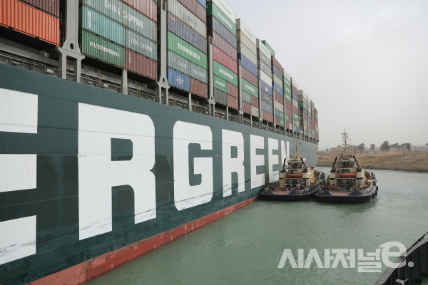 일본 이마바리조선이 건조한 에버기븐호. 사진은 수에즈운하를 막고 있던 에버기븐호 부양작업 모습. /사진=수에즈운하관리청