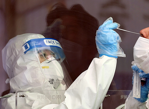 31일 서울역 광장에 설치된 코로나19 임시 선별검사소에서 시민이 검사를 받고 있다. / 사진=연합뉴스