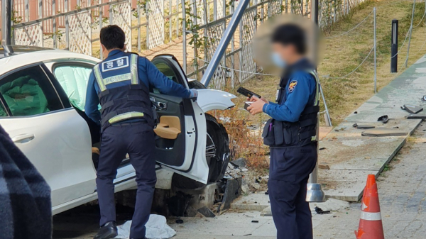 지난해 10월28일 경기 성남시 분당구의 한 도로에서 볼보 S60 T5 차량이 국기게양대를 추돌한 모습. 운전자는 설계 결함에 따른 급발진이 사고의 원인이라고 주장하고 있다. / 사진=법률사무소 나루 제공