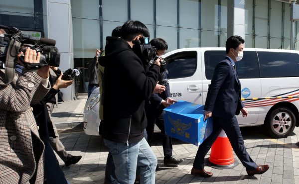 LH 전북본부 압수수색 후 압수품 옮기는 경찰. / 사진= 연합뉴스