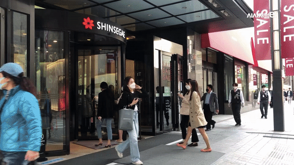 6일 서울 중구 롯데백화점, 신세계백화점 봄 정기세일 모습. / 사진=한다원 기자, 편집=최기원PD