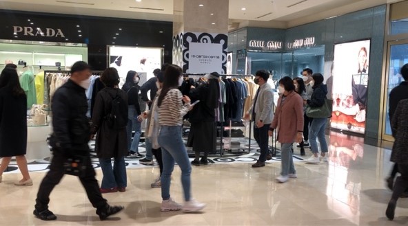 6일 오전 롯데백화점에서 소규모 행사를 열고 있다. / 사진=한다원 기자