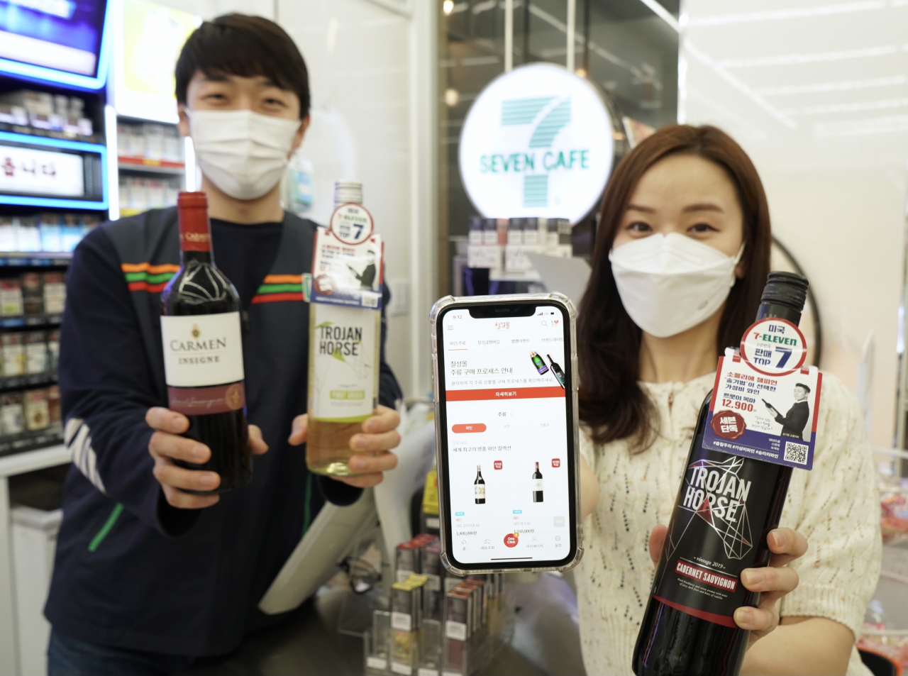 세븐일레븐 모델이 칠성몰 와인 픽업 서비스를 홍보하고 있다. / 사진=세븐일레븐