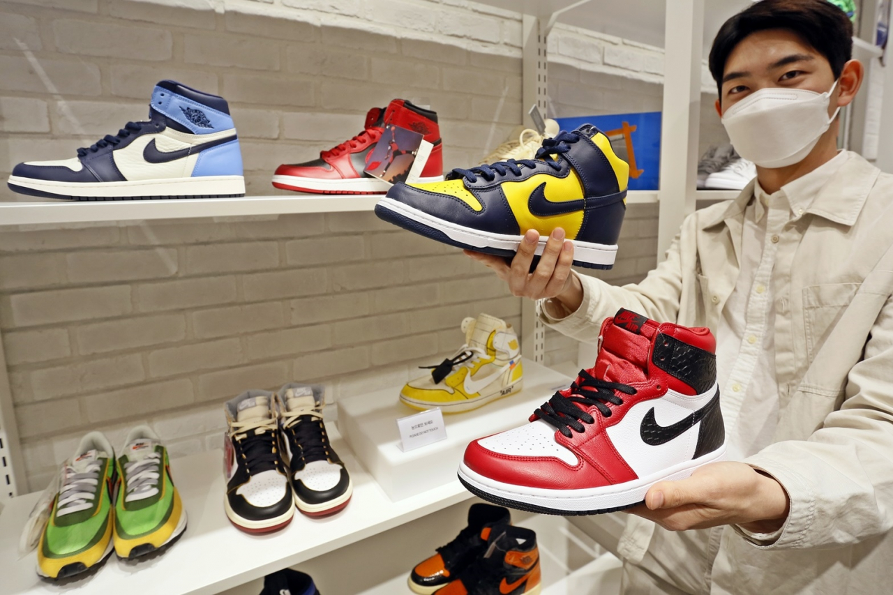 갤러리아백화점 명품관의 프리미엄 리셀링 슈즈 편집샵 ‘스태디엄 굿즈’에서 운동화가 판매되고 있다. / 사진=갤러리아백화점