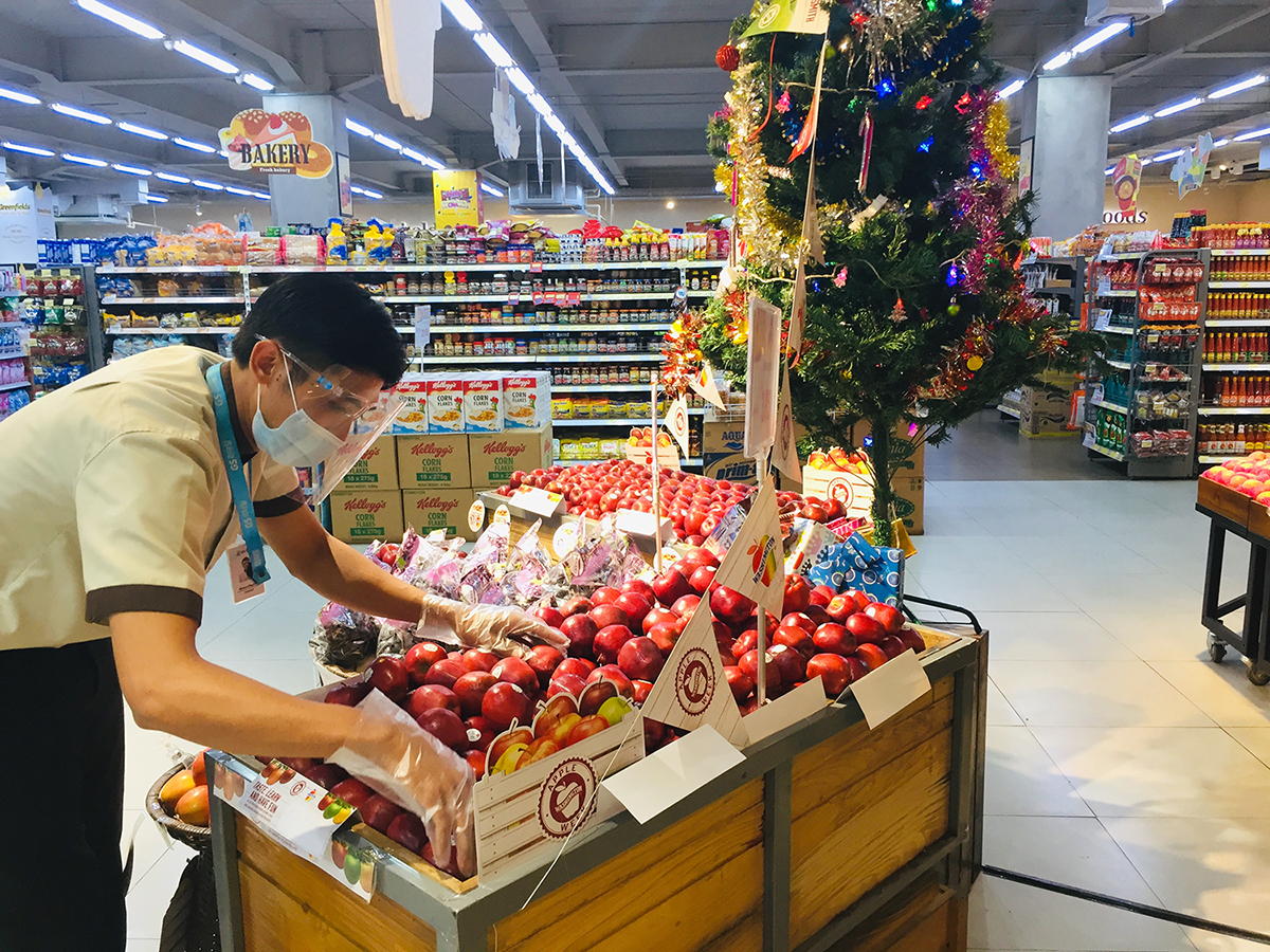 인도네시아 GS수퍼마켓에서 직원이 상품을 진열하고 있다. / 사진=GS리테일