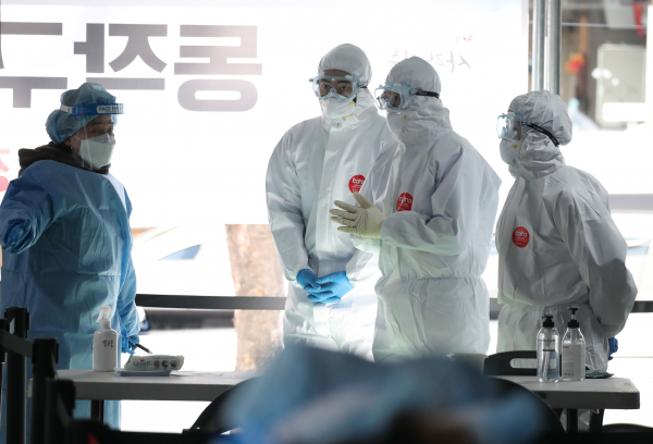 코로나19 선별 진료소 내 의료진들의 모습/사진=연합뉴스