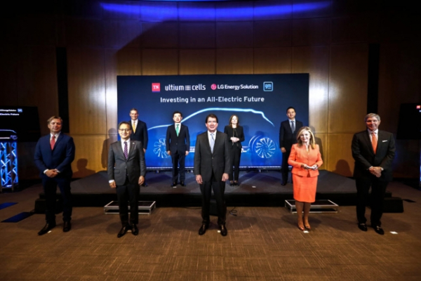 빌리(Bill Lee) 테네시주 주지사(사진 왼쪽부터 순서대로), 김종현 LG에너지솔루션 사장, 메리 바라(Mary Barra) GM 회장, 은기 얼티엄셀즈 법인장 등이 전기차 배터리 합작공장 투자 발표 행사에서 기념사진을 찍고 있다./사진=LG에너지솔루션