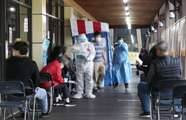 지난 18일 서울 송파구 보건소 선별진료소에서 시민들이 코로나19 검사를 받기 위해 기다리는 모습. / 사진=연합뉴스