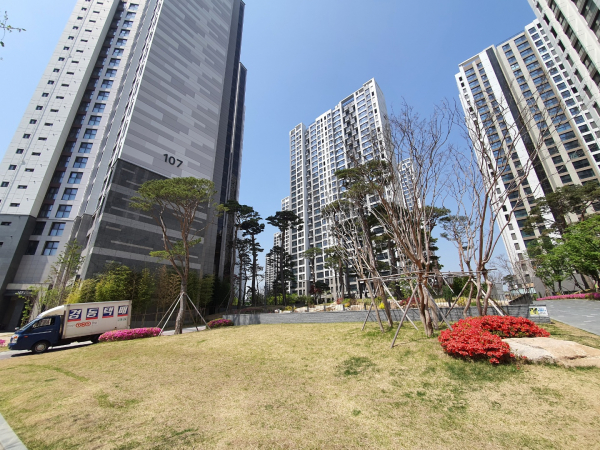 택배 배송 중단 사태가 빚어졌던 서울 강동구 고덕동의 한 아파트에서 21일 택배 배송이 이뤄지고 있다. / 사진=변소인 기자