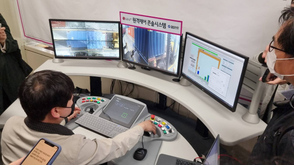 지난달 29일 부산항에서 진행된 크레인 원격제어 서비스 시연 현장. / 사진 = 김용수 기자