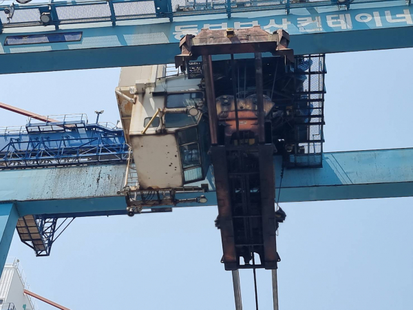 크레인 조종실 내 조종사가 없음에도 작업이 정상적으로 수행되는 모습. / 사진 = 김용수