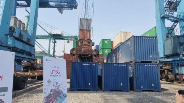 외부 현장에서 본 크레인 원격제어 시연. / 영상 = 김용수 기자