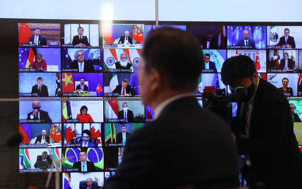 문재인 대통령이 지난달 22일 청와대 상춘재에서 화상으로 열린 기후정상회의에 참석해 있다. 조 바이든 미국 대통령(왼쪽 위에서부터 네번째)과 시진핑 중국 국가주석(왼쪽 위)도 참석했다. / 사진=연합뉴스