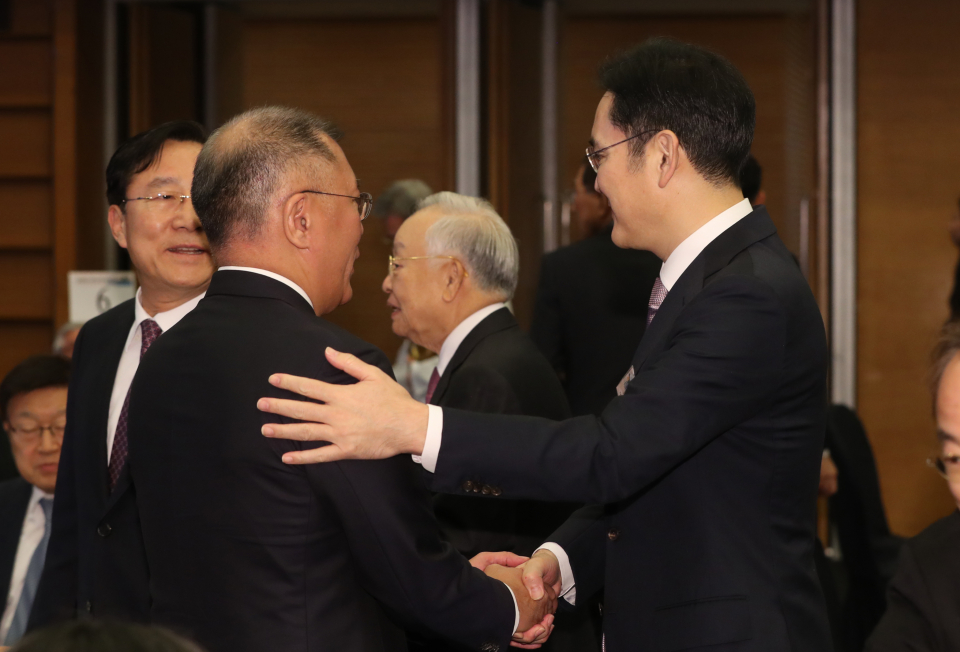 정의선 현대자동차그룹 회장(왼쪽)과 이재용 삼성전자 부회장. / 사진=연합뉴스