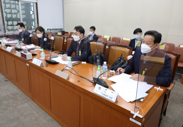 2020년 11월 17일 오후 국회 보건복지위원회 전체회의에서 사회서비스원 설립·운영 및 지원에 관한 법률안, 사회서비스 강화 및 지원에 관한 법률안에 대한 공청회가 열리고 있다. / 사진=연합뉴스