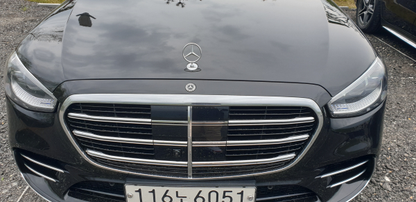 보닛 위에 위치한 삼각별. / 사진=박성수 기자