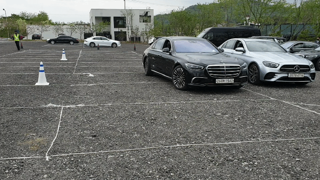 뒷 바퀴도 함께 움직여 좁은 도로에서도 U턴이 가능하다. / 사진=박성수 기자