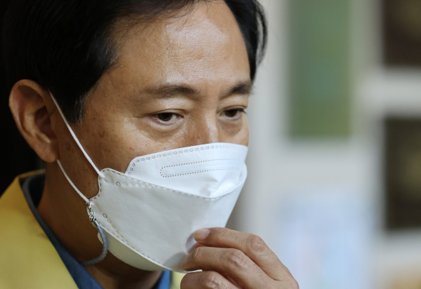 오세훈 서울시장이 10일 코로나19 환자 격리치료 장소인 서울 중구 서울유스호스텔 생활치료센터를 찾아 현황 보고를 받고 있다. / 사진=연합뉴스