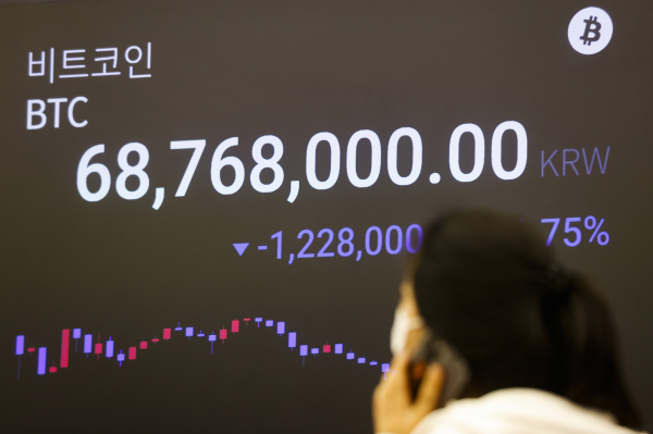 지난 4일 오후 서울 강남구 업비트 라운지 전광판에 비트코인 시세가 표시되고 있다. / 사진=연합뉴스