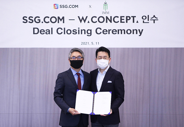 SSG닷컴, W컨셉 딜클로징. 송인준 IMM프라이빗에쿼티 사장(왼쪽), 강희석 SSG닷컴 대표이사(오른쪽). / 사진=SSG닷컴