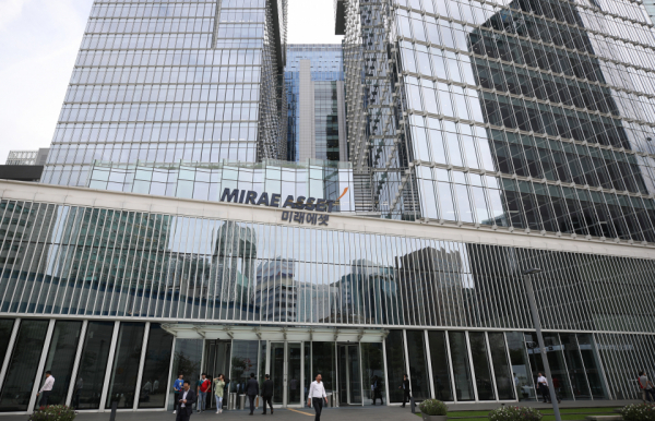 12일 금융당국과 증권업계에 따르면 금융위원회는 이날 오후 2시 정례회의를 열고 미래에셋증권의 발행어음업 인가 안건을 통과시켰다. 사진은 미래에셋증권 본사. / 사진=연합뉴스.