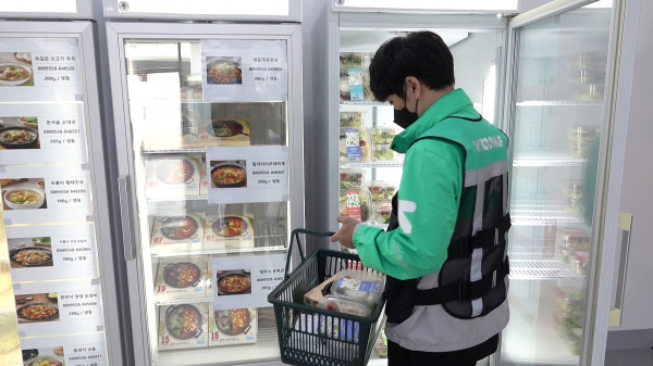 13일 부릉 라이더가 메쉬코리아 마이크로풀필먼트 센터에서 상품을 고르고 있다. / 사진=최기원PD