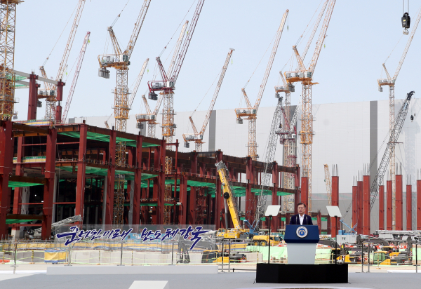 문재인 대통령이 13일 오후 경기도 평택시 삼성전자 평택단지 3라인 건설현장에 마련된 야외무대에서 열린 'K-반도체 전략 보고'에서 발언하고 있다. /사진=연합뉴스