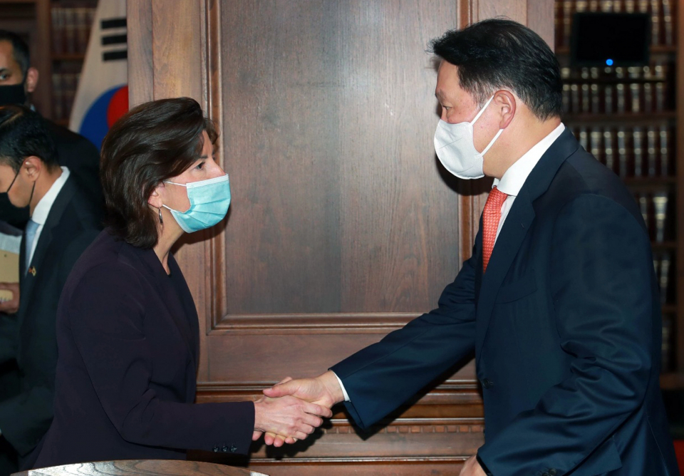 최태원 대한상공회의소 회장(사진 오른쪽)이 21일(현지 시각) 미국 워싱턴 D.C에서 열린 한미 비즈니스 라운드 테이블에 참석, 지나 레이몬도 상무부 장관을 만나 악수를 나누고 있다.  / 사진=대한상의