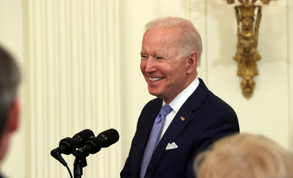 조 바이든 미국 대통령이 21일 오후(현지시간) 문재인 대통령이 참석한 가운데 백악관 이스트룸에서 열린 한국전쟁 명예 훈장 수여식에서 연설하고 있다. / 사진=연합뉴스