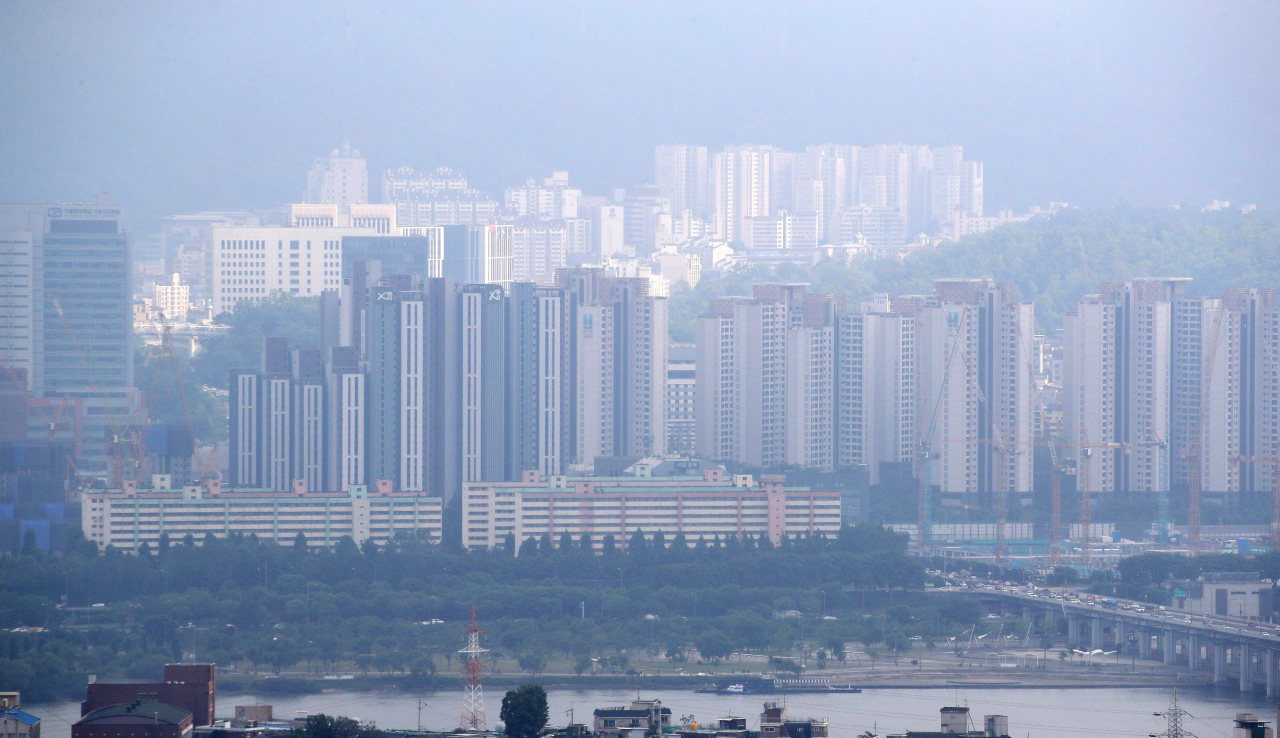 지난 27일 서울 남산에서 바라본 서초구 일대의 모습. / 사진=연합뉴스