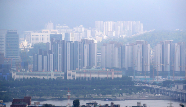 서울 남산에서 바라본 서초구 일대의 모습/사진=연합뉴스