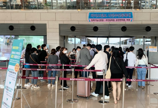 [지난 주말 새벽 6시 30분, 이른 시간에도 김포공항 국내선 출발장에 설치된 바이오정보 무인등록대 앞에 이용객들의 줄이 길게 늘어서 있다. / 사진=염현아 인턴기자]