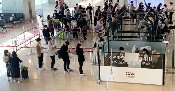 [지난 주말 새벽 6시 30분, 이른 시간에도 김포공항 국내선 출발장에 설치된 바이오정보 유인등록대 부스 앞에 이용객들의 줄이 길게 늘어서 있다. / 사진=염현아 인턴기자]