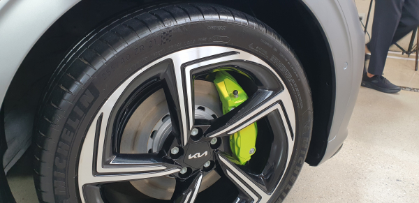 21인치 미쉐린 타이어를 장착한 모습. / 사진=박성수 기자