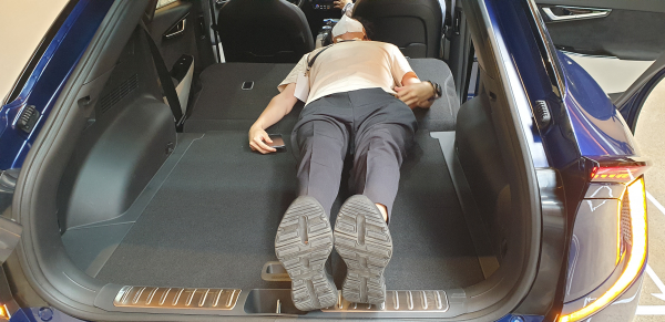 180cm의 성인남성이 2열을 접고 누워도 공간이 충분했다. / 사진=박성수 기자