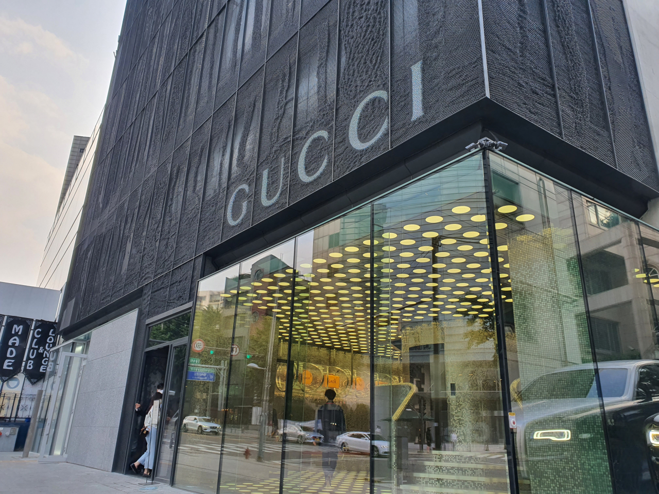 지난달 31일 한남동 '구찌 가옥' 매장에 방문객이 입장하고 있다. / 사진=변소인 기자