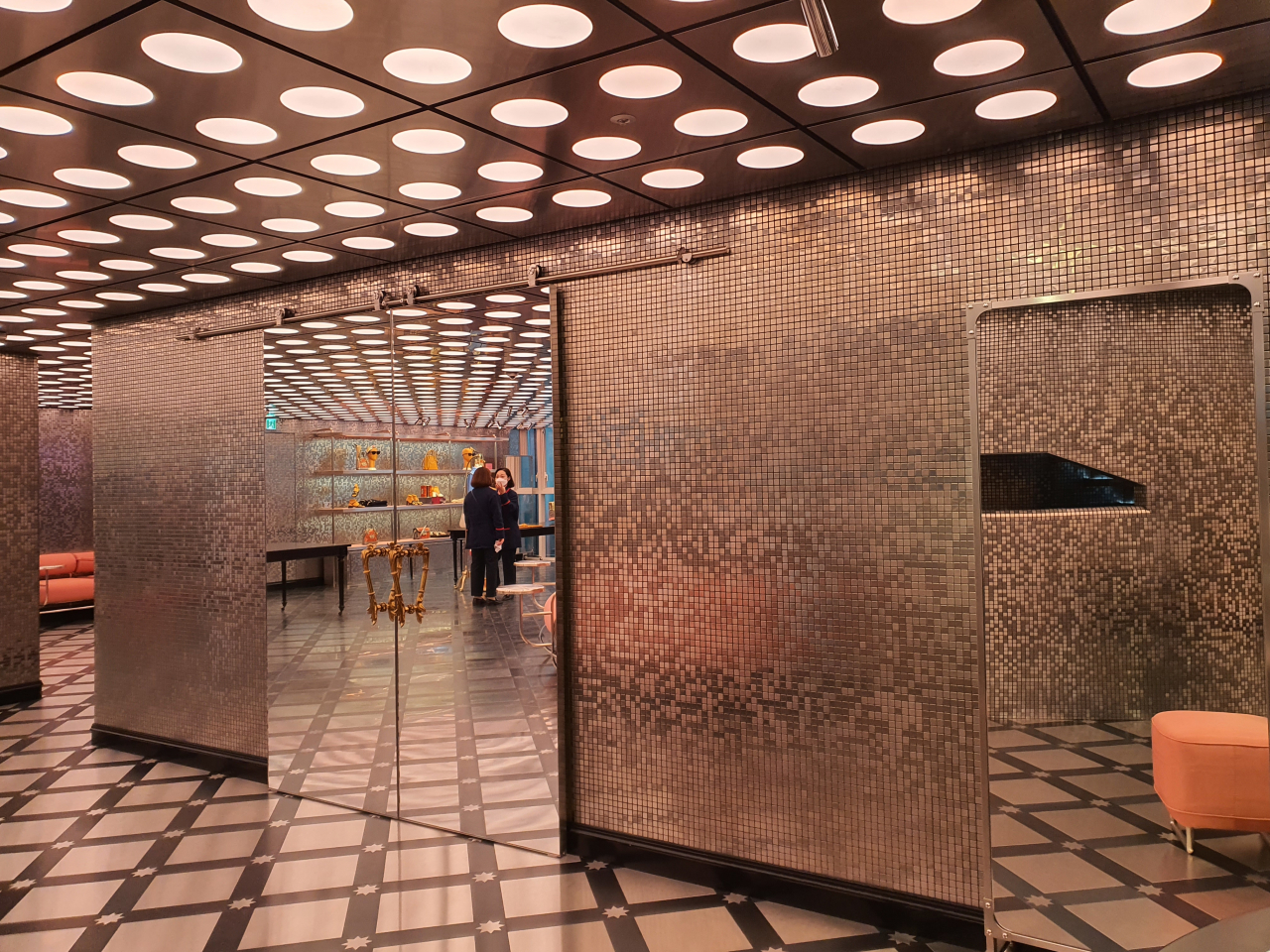 구찌 가옥의 내부는 메탈릭 타일로 꾸며져 있다. / 사진=변소인 기자