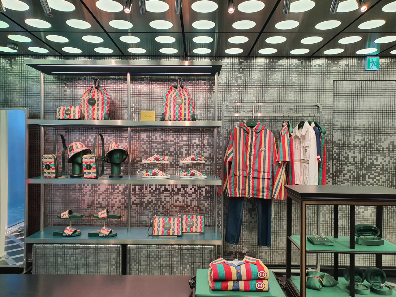 구찌 가옥에서는 색동을 컨셉으로한 단독 상품이 주요 진열대에 디스플레이 돼있다. / 사진=변소인 기자