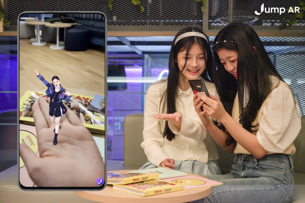 사진은 모델들이 SK텔레콤 점프AR 앱을 통해 ‘K팝 메타버스 프로젝트’ 협업 아티스트로 선정된 ‘스테이씨’의 디지털 휴먼 콘텐츠를 즐기는 모습 / 사진 = SK텔레콤