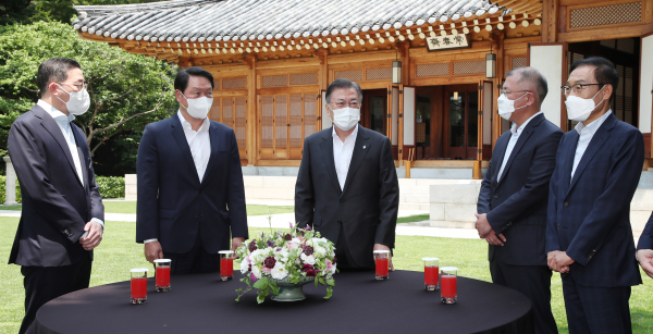 2일 청와대에서 오찬을 나눈 문재인 대통령과 4대그룹 총수들. 왼쪽부터 구광모 LG 회장, 최태원 SK 회장, 문 대통령,  정의선 현대자동차 회장, 김기남 삼성전자 부회장. /사진=연합뉴스